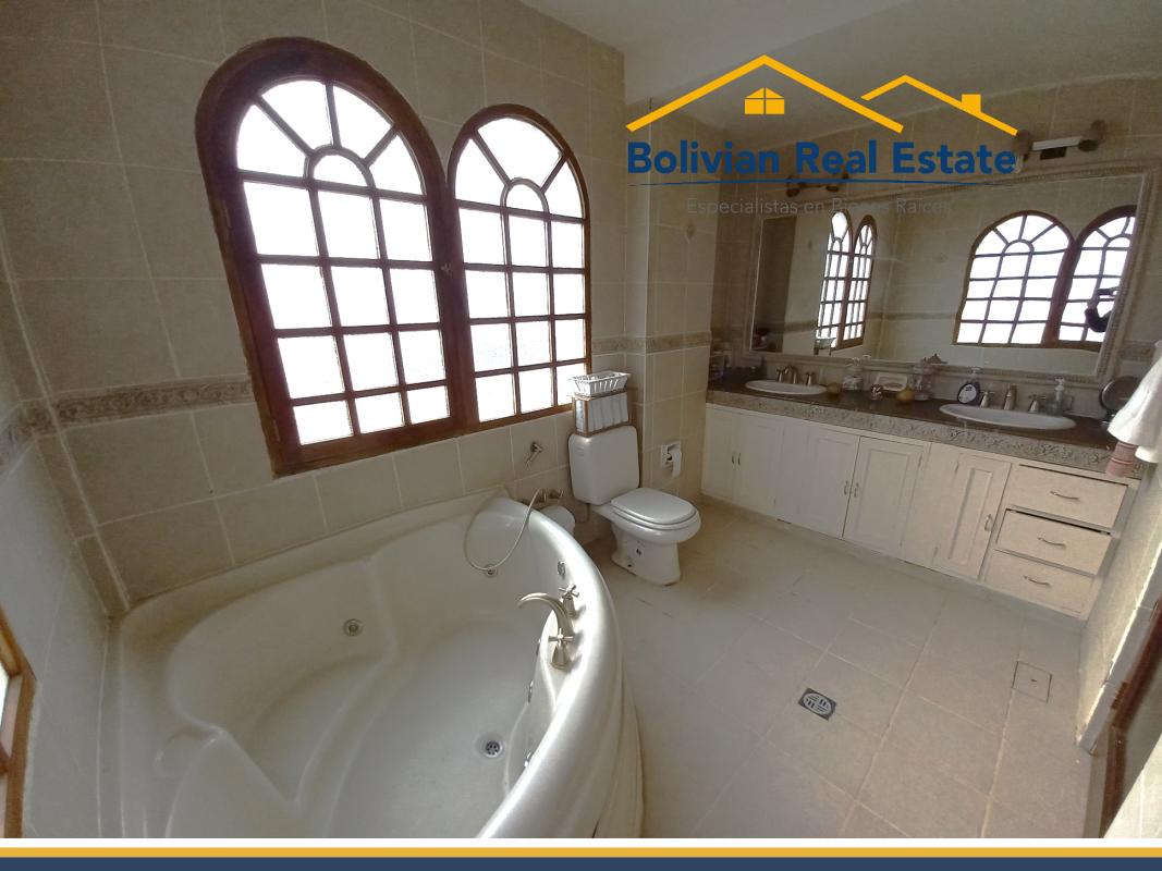 EN VENTA LINDA CASA CON DEPARTAMENTO EN ACHUMANI - LAS LOMAS